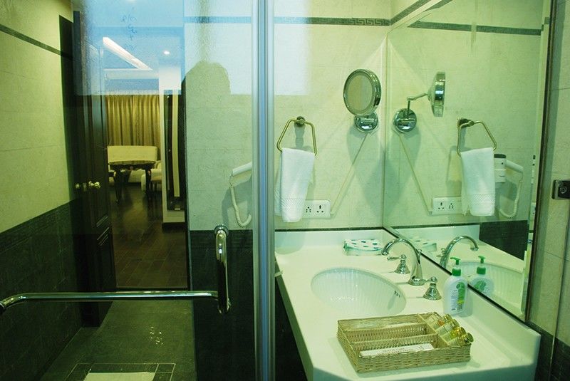 Treebo Tryst Royce New Friends Colony Hotel นิวเดลี ภายนอก รูปภาพ
