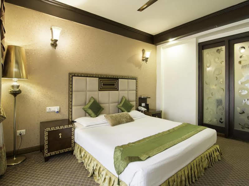 Treebo Tryst Royce New Friends Colony Hotel นิวเดลี ภายนอก รูปภาพ