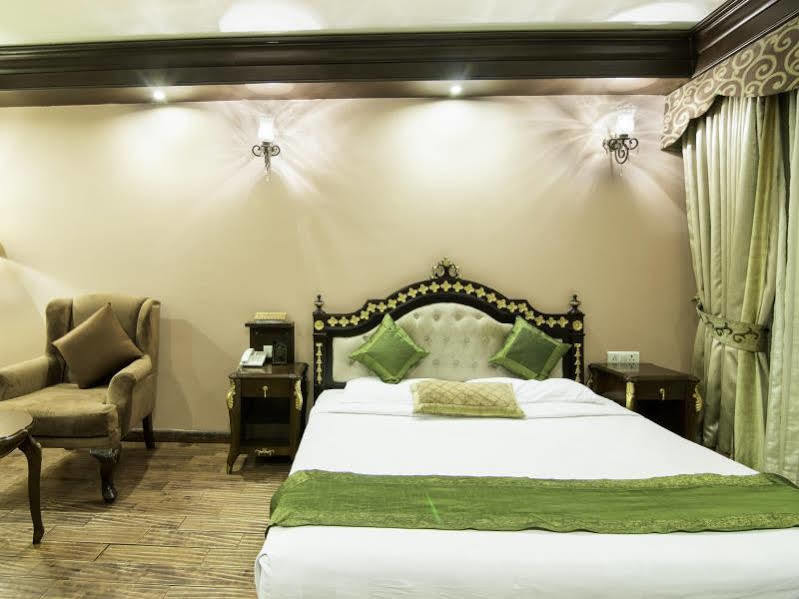 Treebo Tryst Royce New Friends Colony Hotel นิวเดลี ภายนอก รูปภาพ