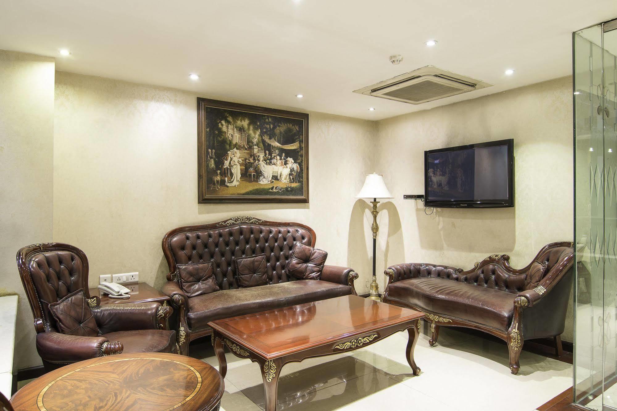 Treebo Tryst Royce New Friends Colony Hotel นิวเดลี ภายนอก รูปภาพ