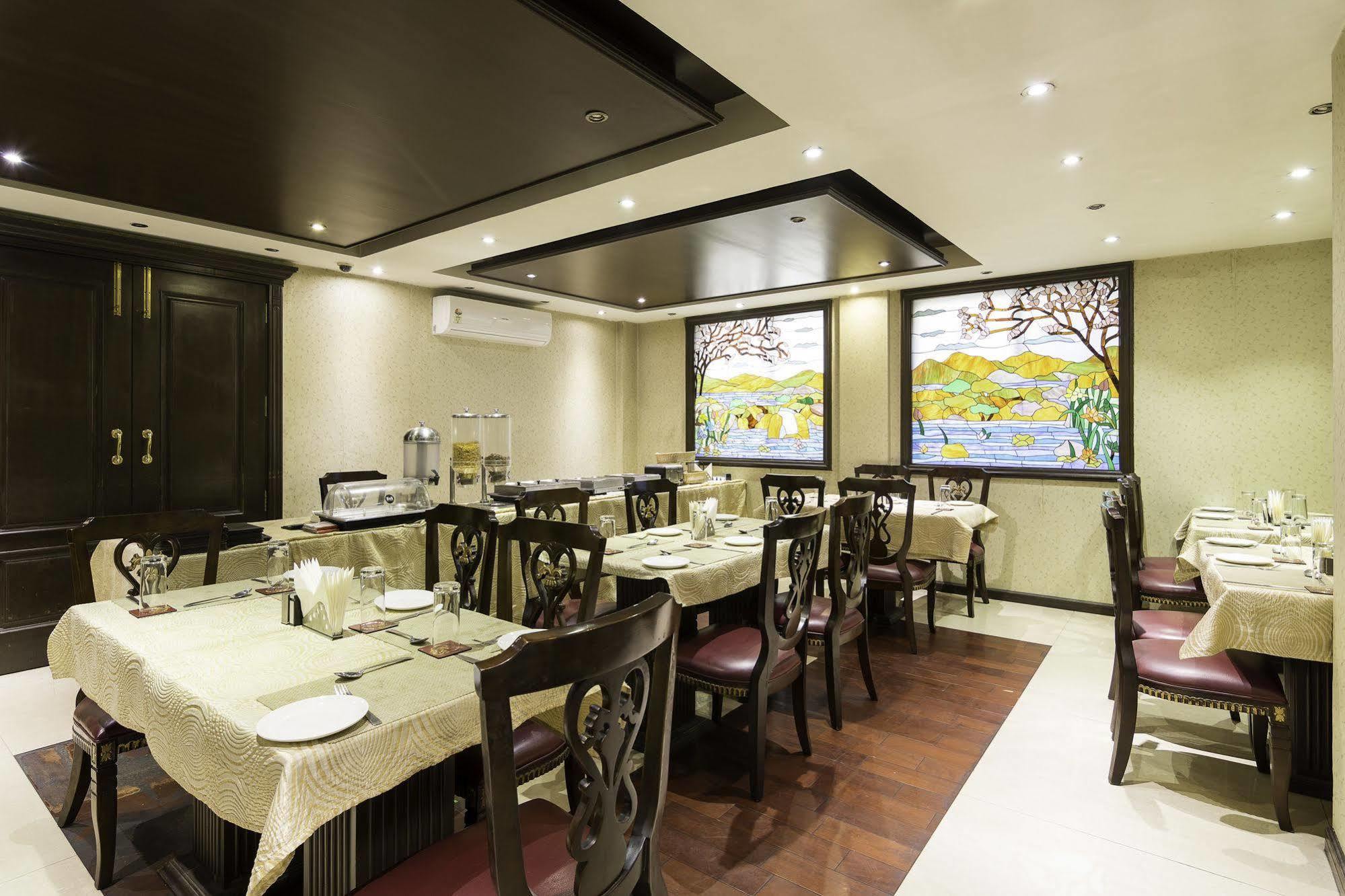Treebo Tryst Royce New Friends Colony Hotel นิวเดลี ภายนอก รูปภาพ