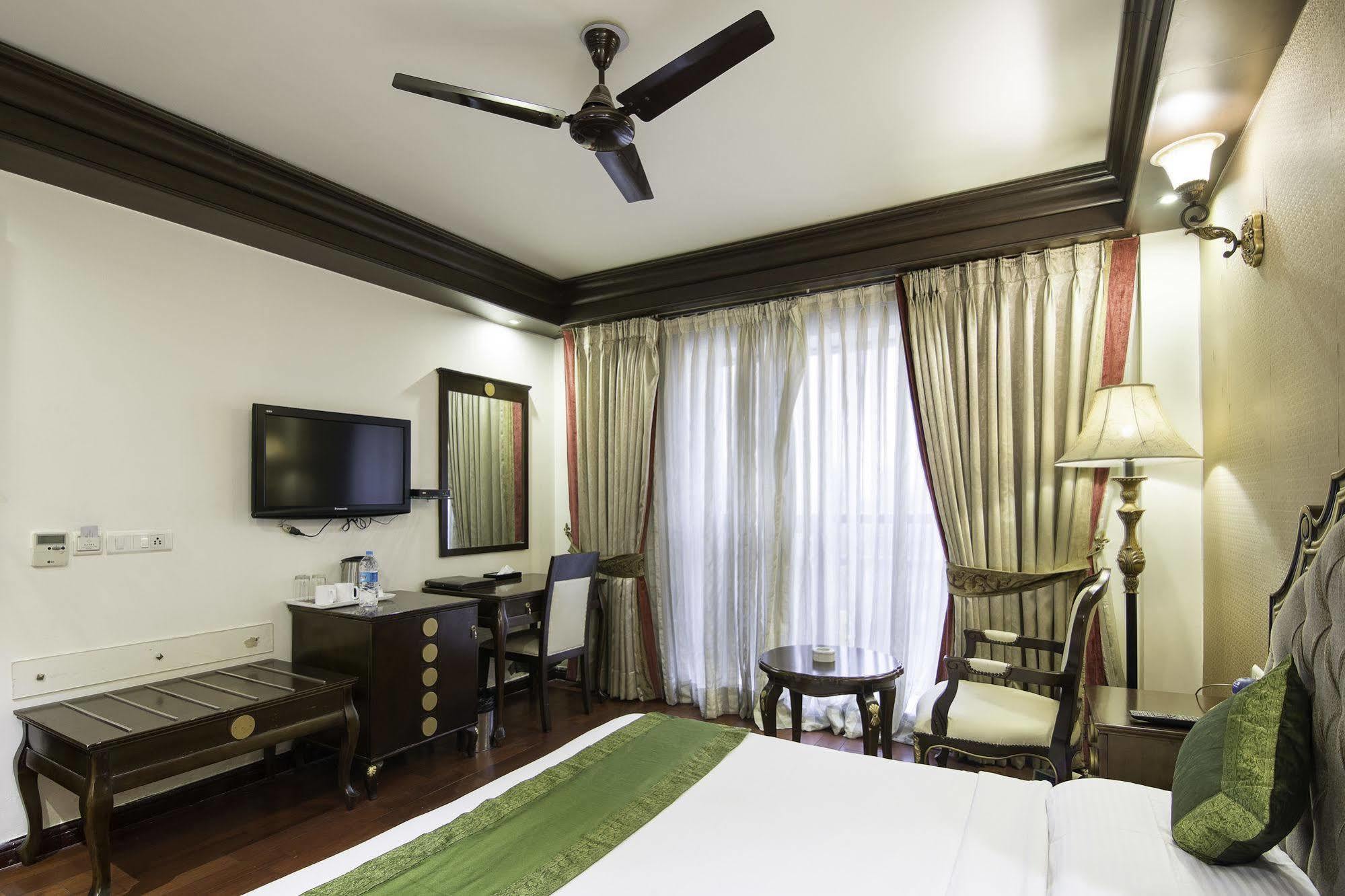 Treebo Tryst Royce New Friends Colony Hotel นิวเดลี ภายนอก รูปภาพ