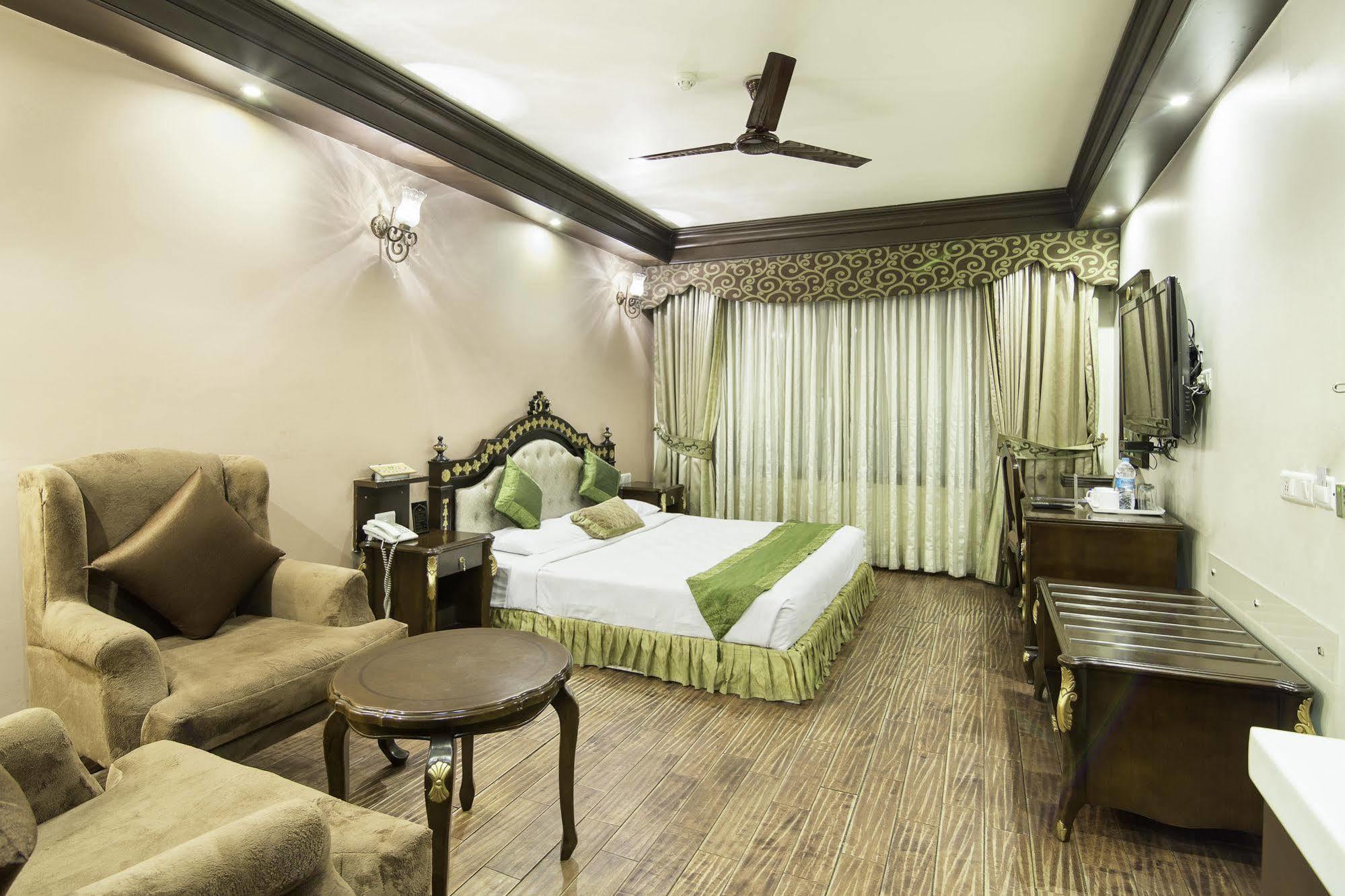 Treebo Tryst Royce New Friends Colony Hotel นิวเดลี ภายนอก รูปภาพ