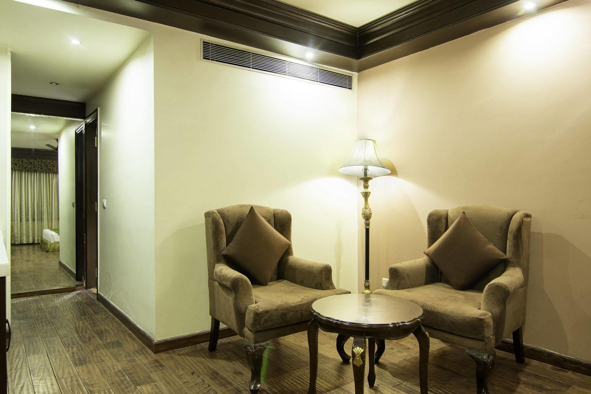 Treebo Tryst Royce New Friends Colony Hotel นิวเดลี ภายนอก รูปภาพ