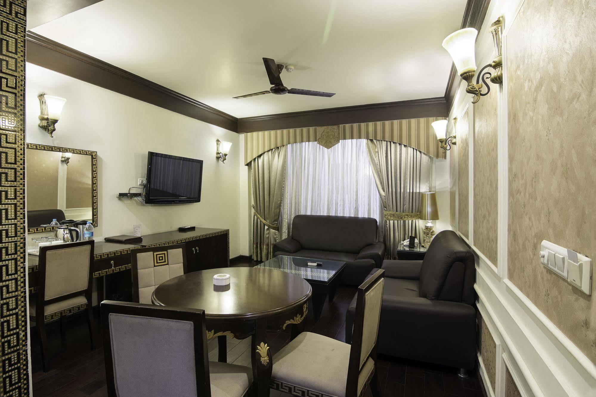 Treebo Tryst Royce New Friends Colony Hotel นิวเดลี ภายนอก รูปภาพ