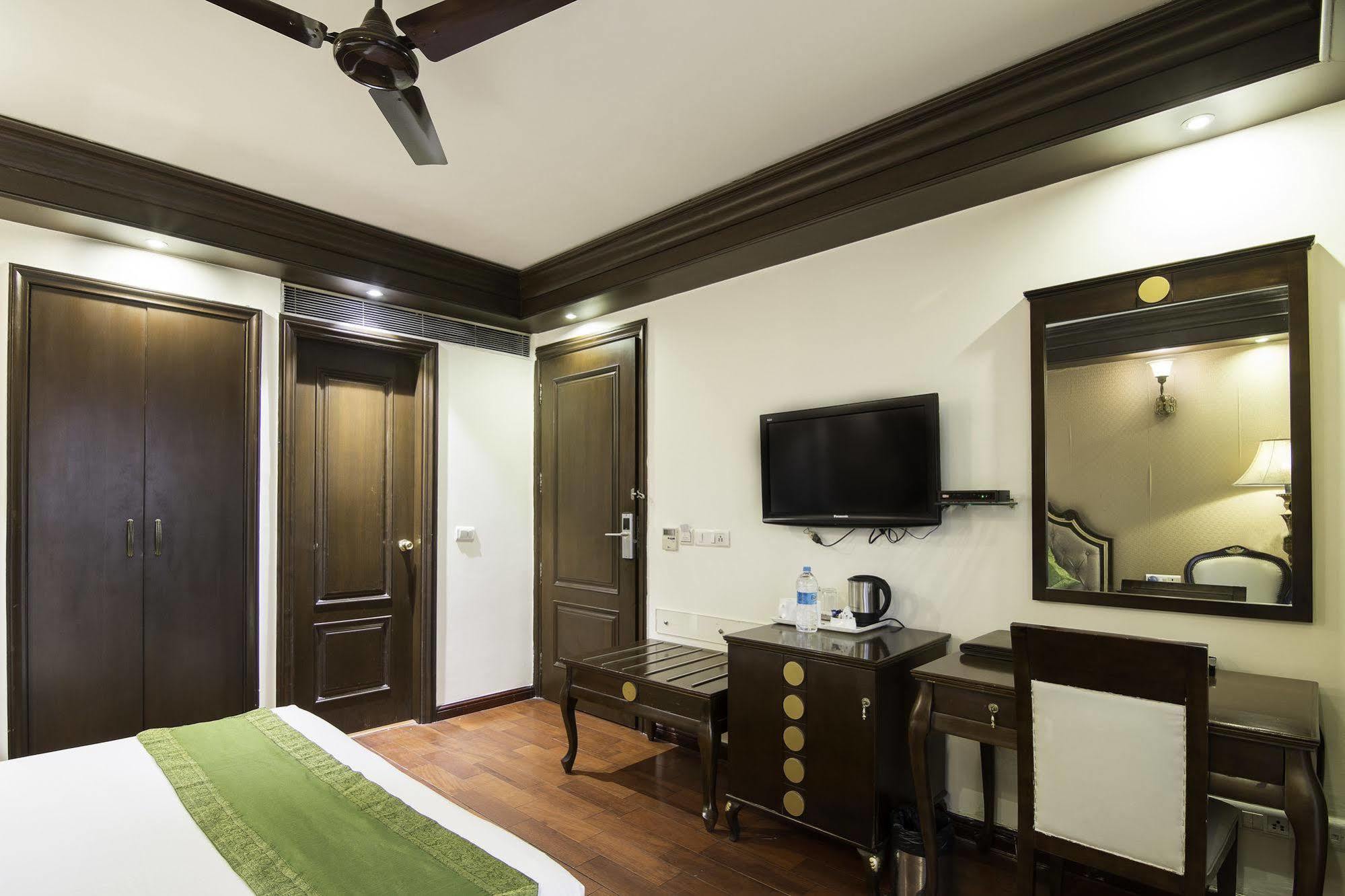Treebo Tryst Royce New Friends Colony Hotel นิวเดลี ภายนอก รูปภาพ