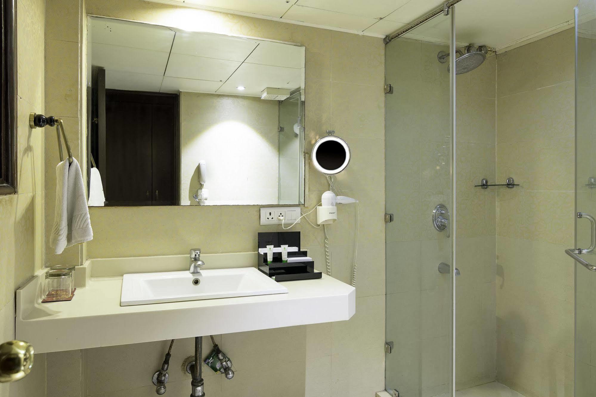 Treebo Tryst Royce New Friends Colony Hotel นิวเดลี ภายนอก รูปภาพ