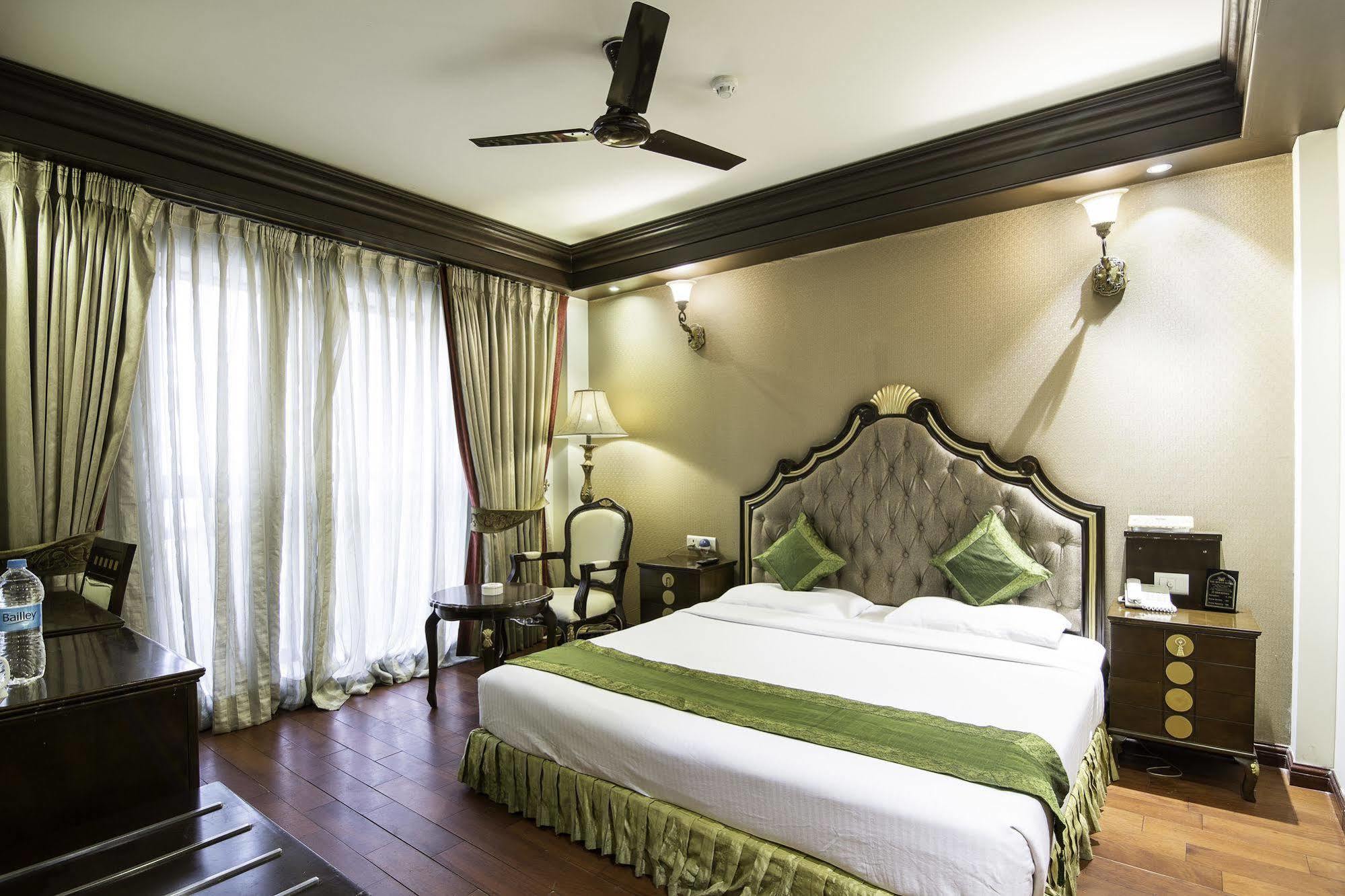 Treebo Tryst Royce New Friends Colony Hotel นิวเดลี ภายนอก รูปภาพ