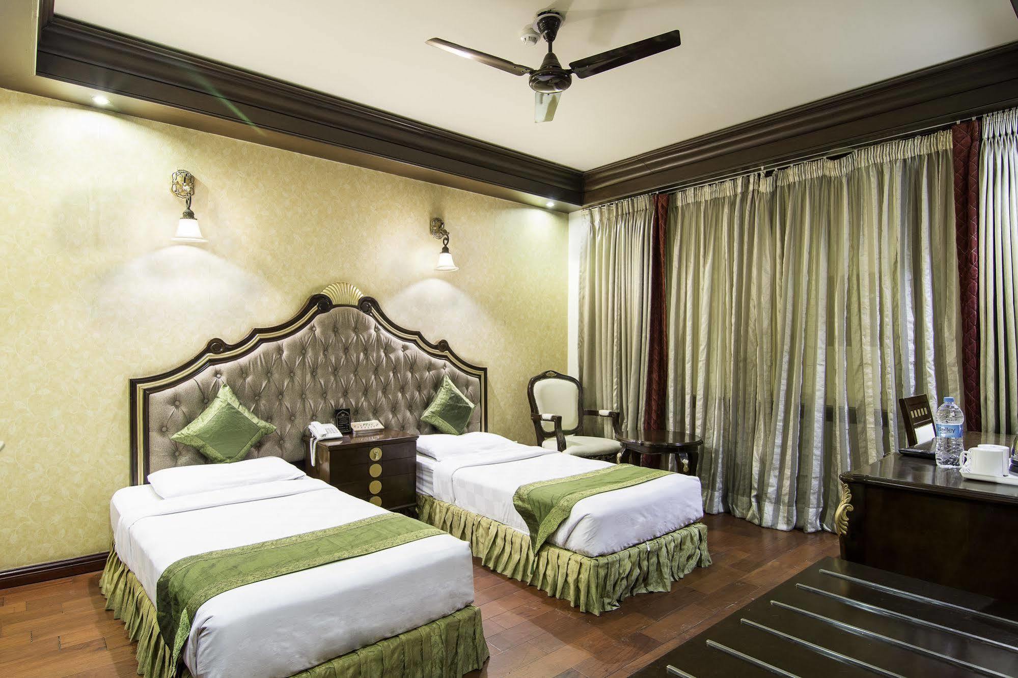 Treebo Tryst Royce New Friends Colony Hotel นิวเดลี ภายนอก รูปภาพ