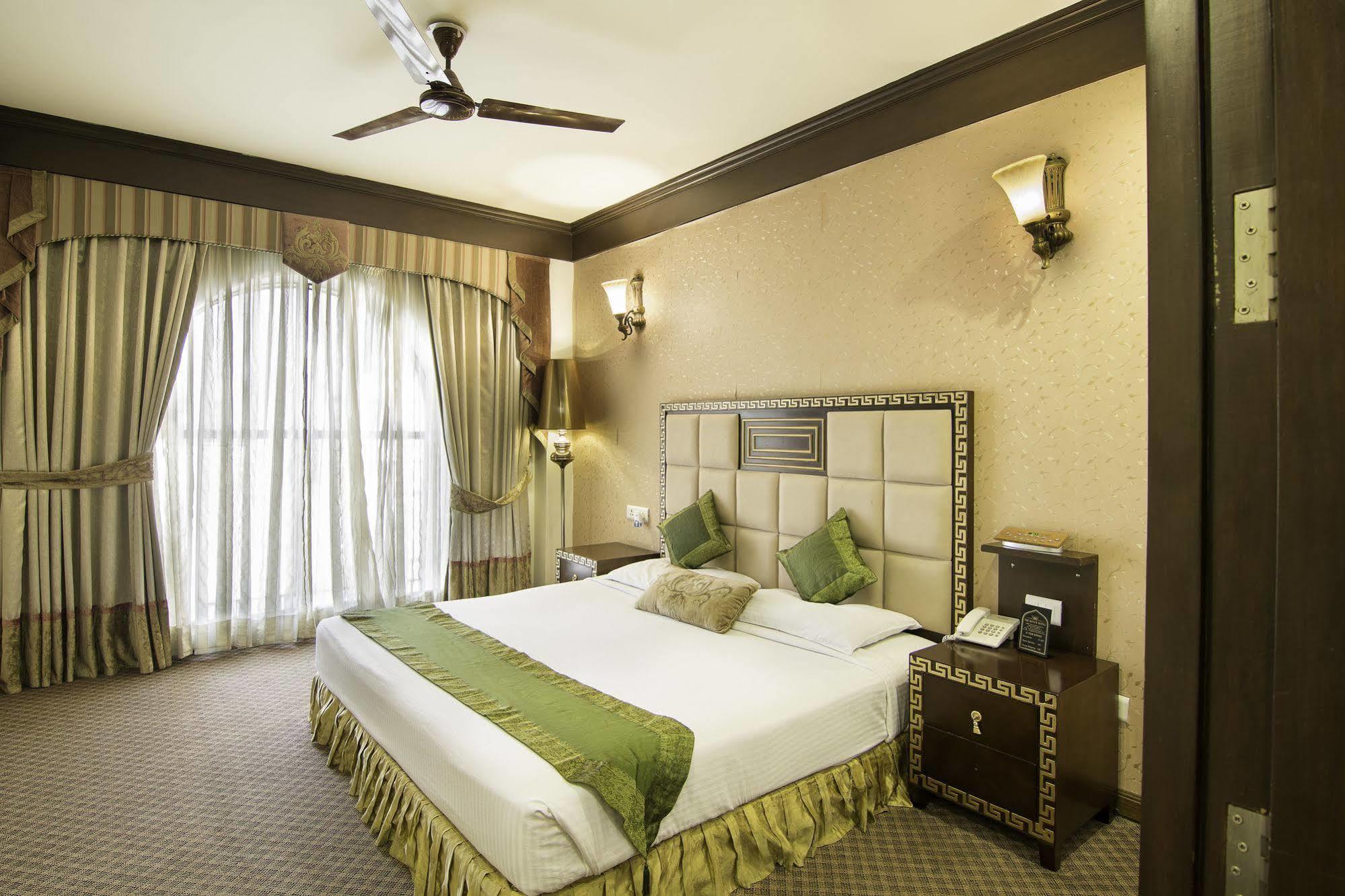 Treebo Tryst Royce New Friends Colony Hotel นิวเดลี ภายนอก รูปภาพ