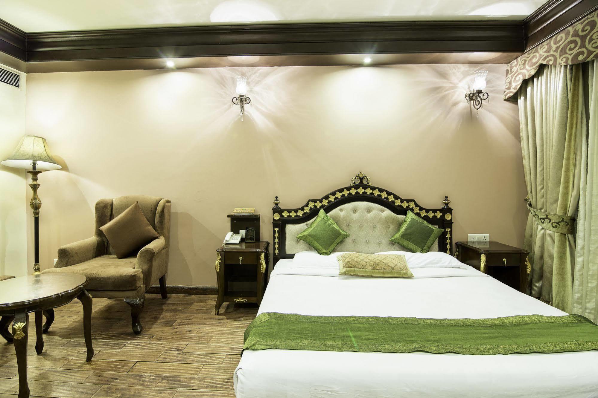 Treebo Tryst Royce New Friends Colony Hotel นิวเดลี ภายนอก รูปภาพ