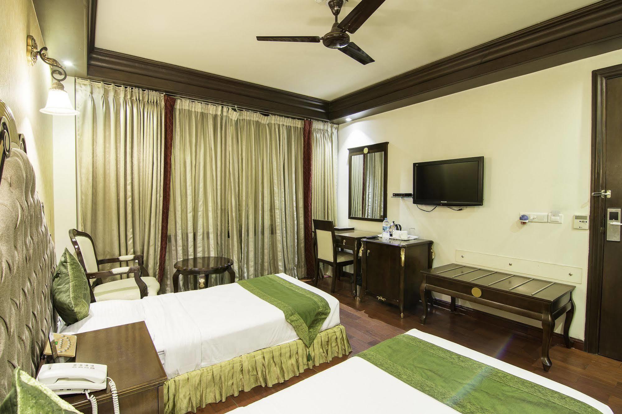 Treebo Tryst Royce New Friends Colony Hotel นิวเดลี ภายนอก รูปภาพ