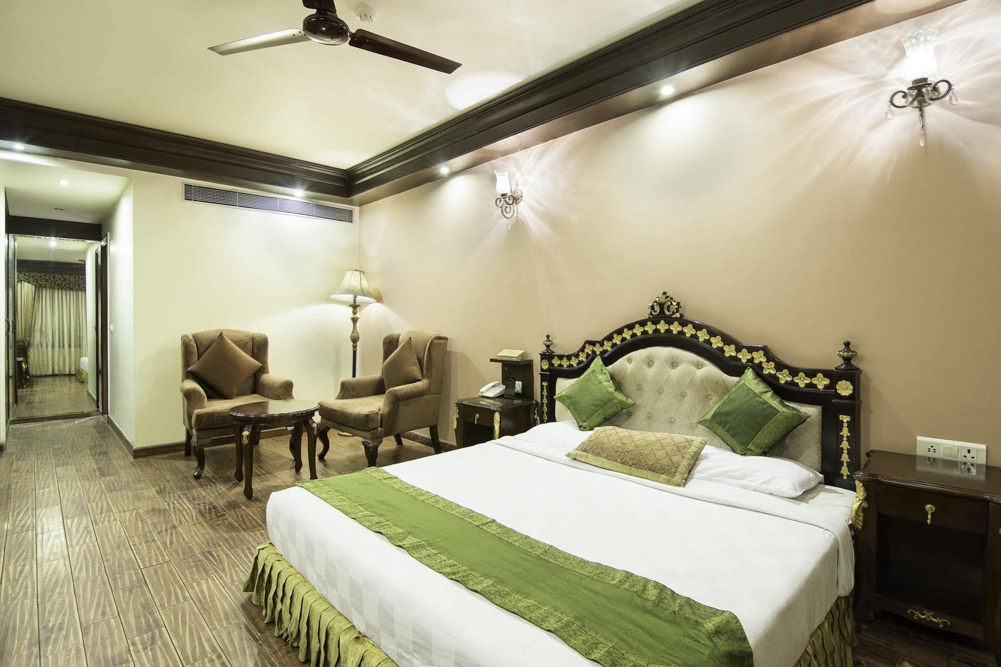 Treebo Tryst Royce New Friends Colony Hotel นิวเดลี ภายนอก รูปภาพ