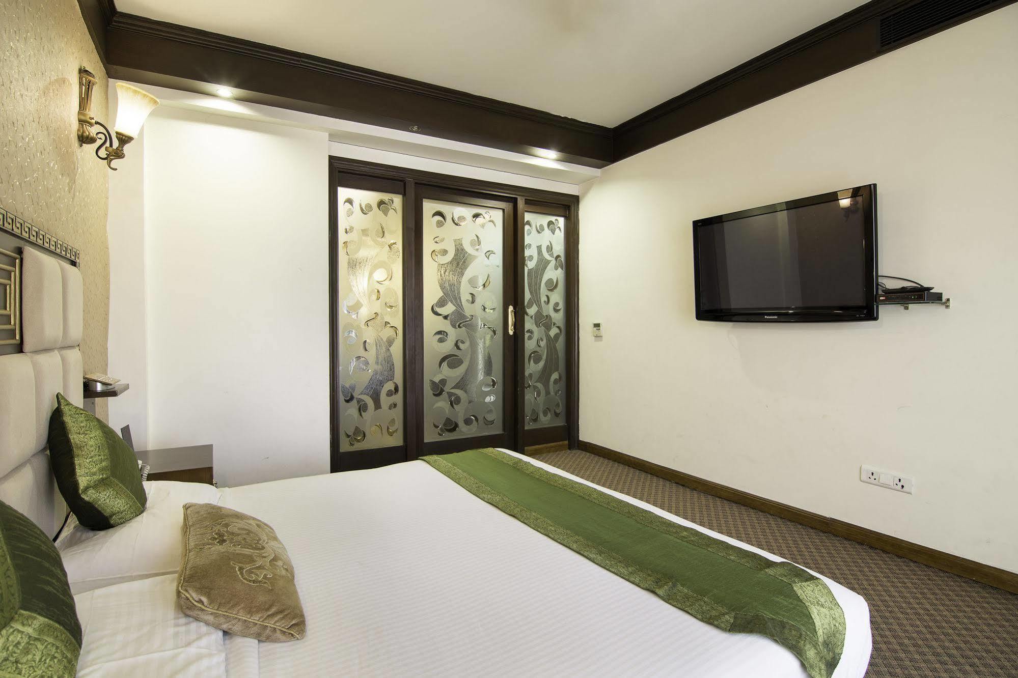 Treebo Tryst Royce New Friends Colony Hotel นิวเดลี ภายนอก รูปภาพ