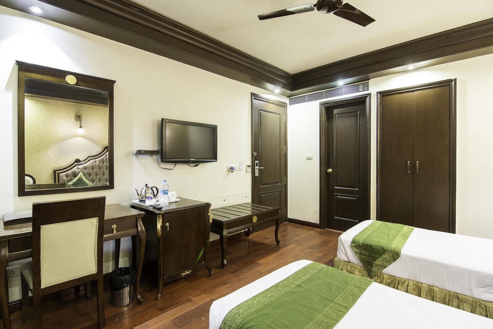 Treebo Tryst Royce New Friends Colony Hotel นิวเดลี ภายนอก รูปภาพ