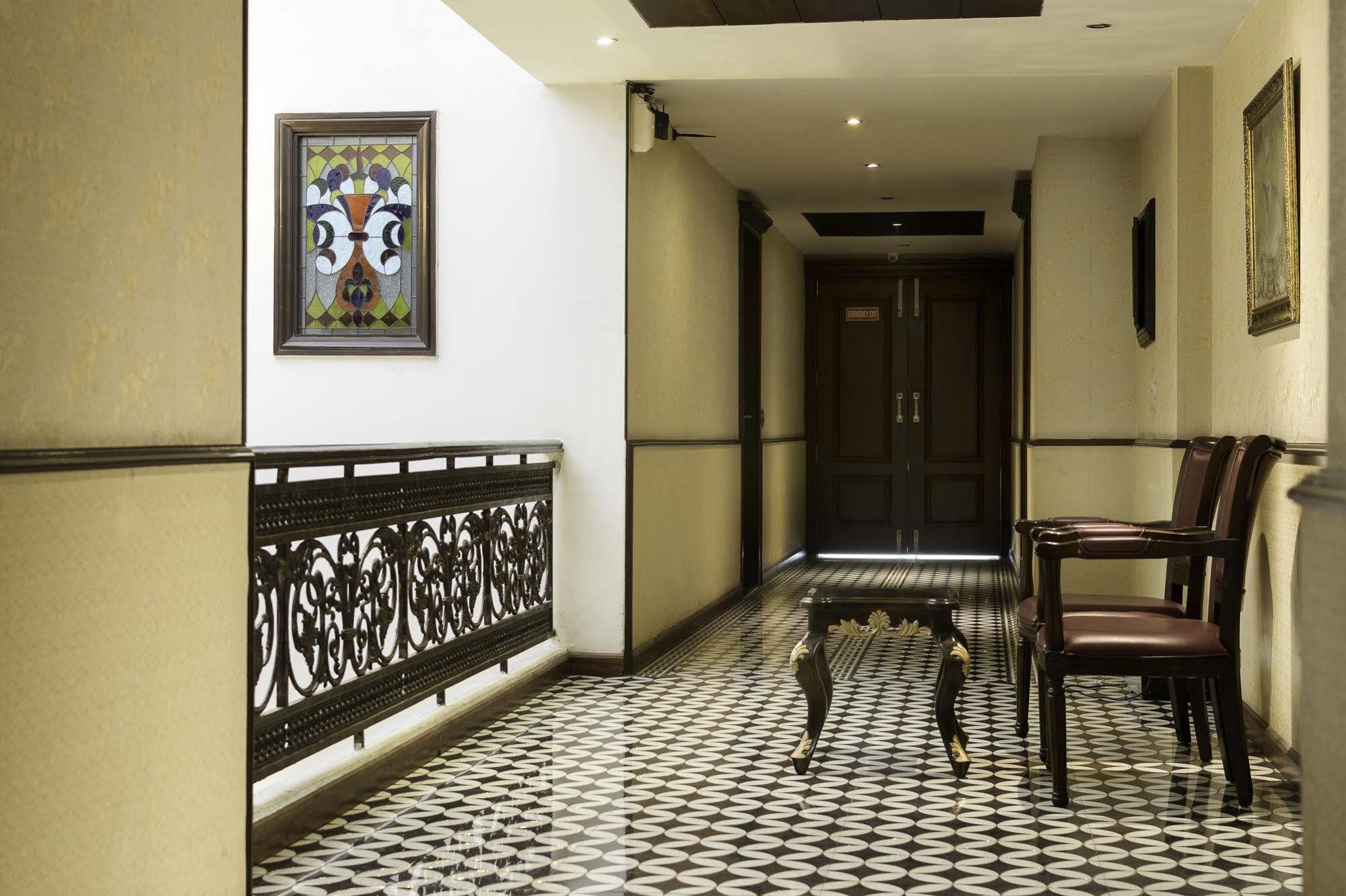 Treebo Tryst Royce New Friends Colony Hotel นิวเดลี ภายนอก รูปภาพ