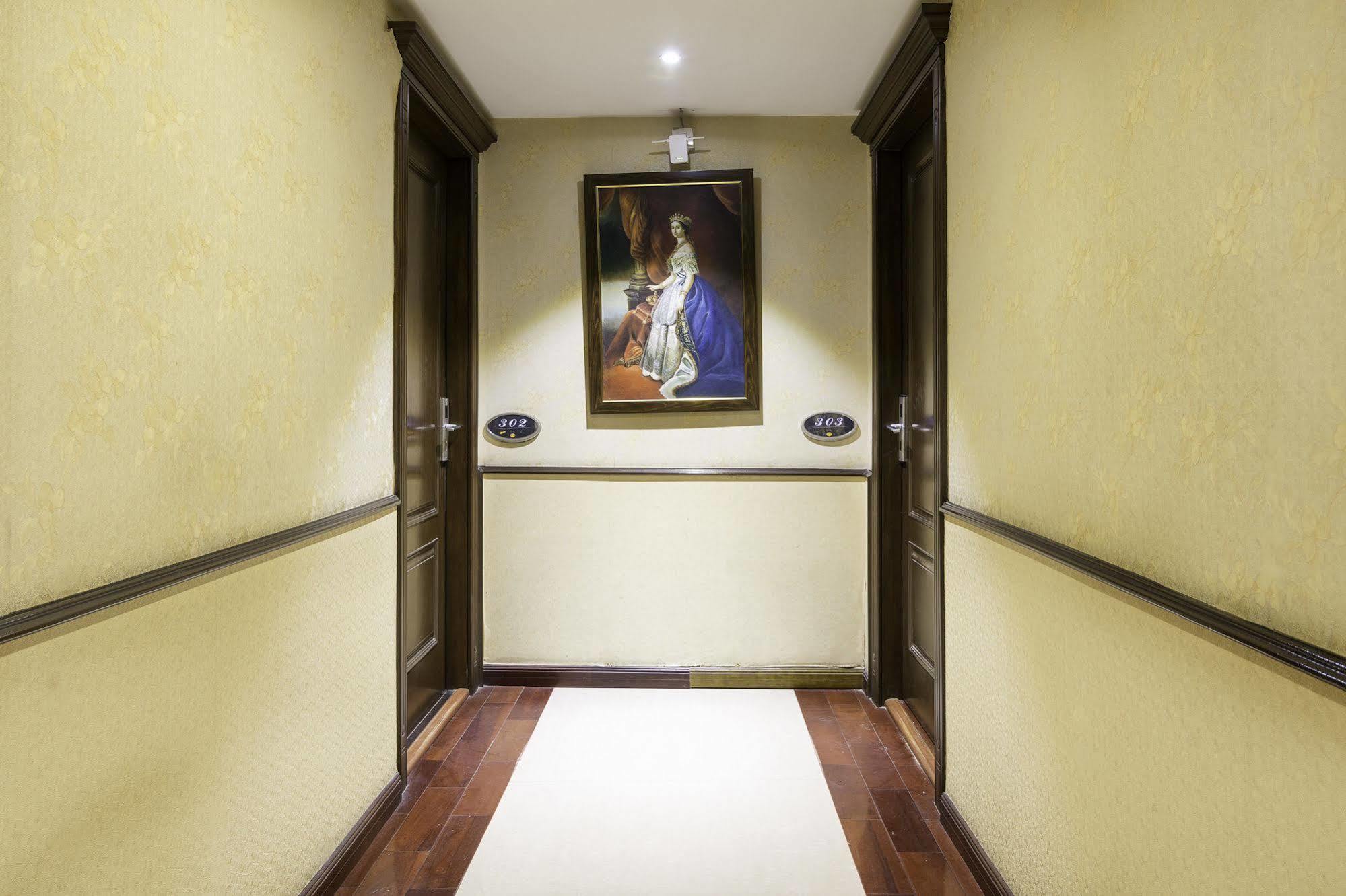 Treebo Tryst Royce New Friends Colony Hotel นิวเดลี ภายนอก รูปภาพ